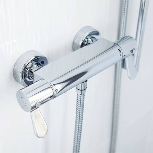 Mitigeur thermostatique ARKATHERM install� avec un flexible de douche