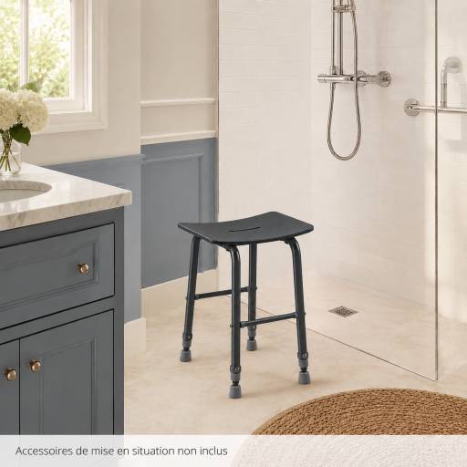 Tabouret de douche RUGAO noir dans une salle de bains avec meuble vasque et douche.