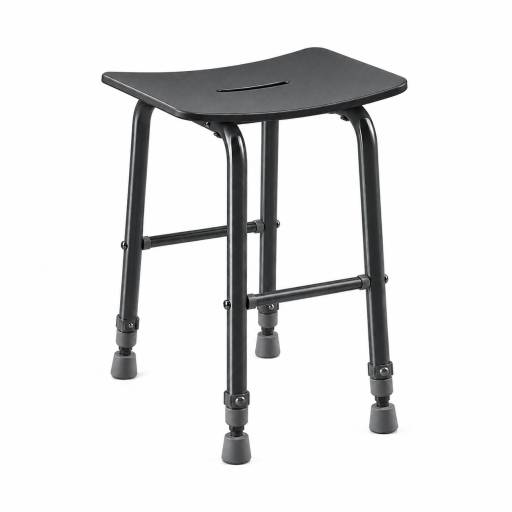 Tabouret de douche RUGAO noir � quatre pieds r�glables, vu de trois-quarts sur fond blanc.