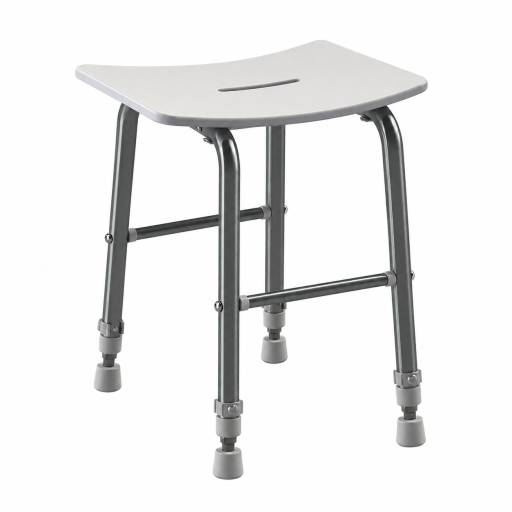 Tabouret de douche RUGAO blanc � quatre pieds r�glables, vu de trois-quarts sur fond blanc.