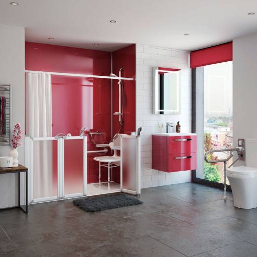 Si�ge de douche S�rie 2000 dans une salle de bains aux murs rouges et blancs