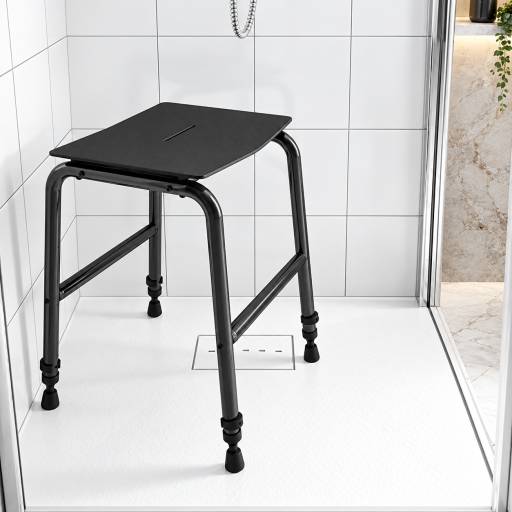Tabouret de douche RUGAO noir install� dans une douche carrel�e avec paroi vitr�e.