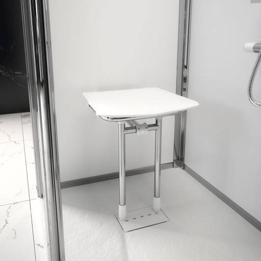 Si�ge RUGAO blanc en position ouverte dans une douche avec robinetterie murale.
