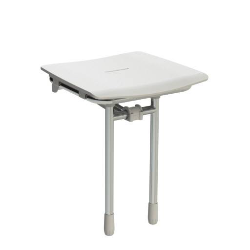 Vue en perspective du si�ge de douche RUGAO blanc d�pli� sur fond blanc.