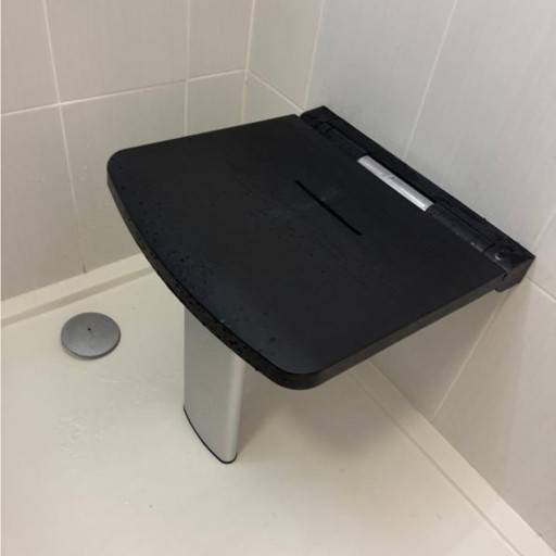Si�ge de douche ONYX noir install� dans une douche, vue de l�assise