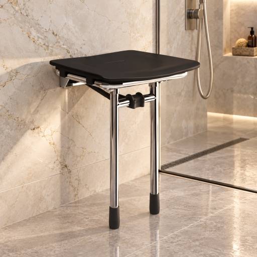 Si�ge RUGAO noir en position ouverte dans une douche aux murs beiges avec paroi vitr�e.