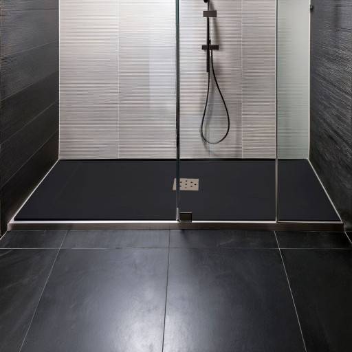 Receveur de douche AQUAPLUS noir 180 � 80 cm dans une douche aux parois sombres avec vitrage.