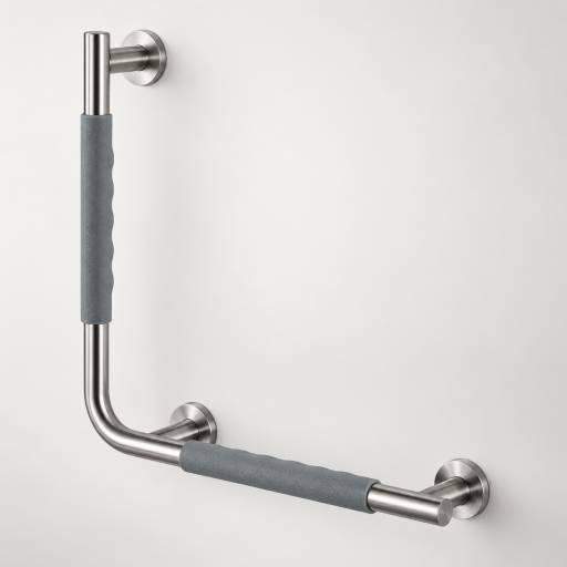 Barre d�appui COMFORT GRIP 90� droite en acier bross�, vue en perspective sur un mur clair