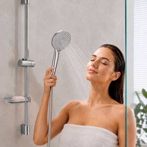 Barre de douche Aquaris HARMONIE chrom�e, douchette ronde en utilisation